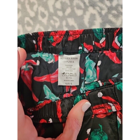Christmas Chili Peppers With Santa Hats 100% Silk Boxers Men's Sz Small - Picture 3 of 3